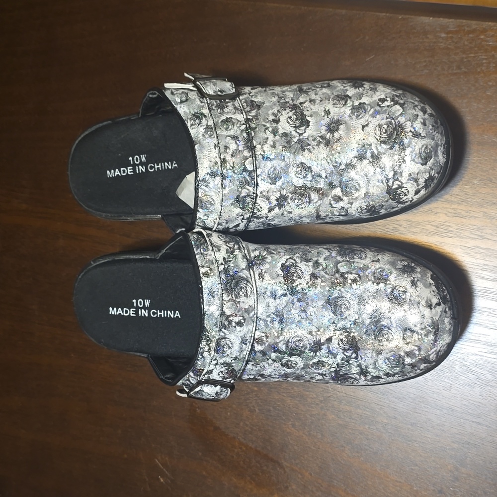 Kayla Clogs Gray Roses Size 10W NWOT